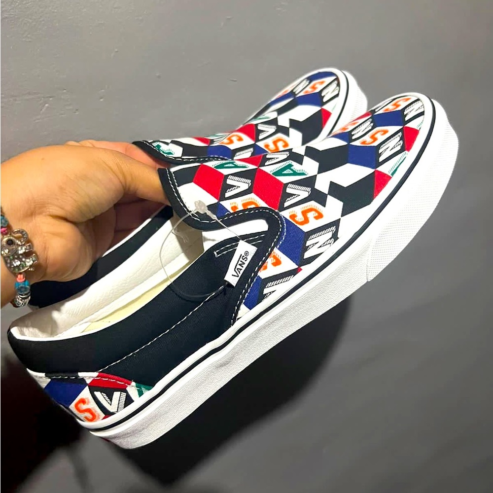 NEW VANS 6 1/2 men’s . 8 women’s